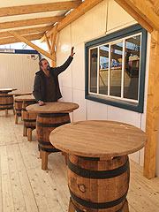 Heimer mit neuem Cafégarten im Hintergrund - Aufbau Oktoberfest 2017 am 08.09.2017 (©Foto:Martin Schmitz)